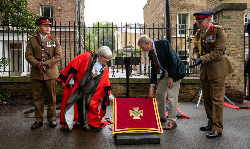 Mayor Christine May and Frank Stockdale unveil the commemoration plaque.