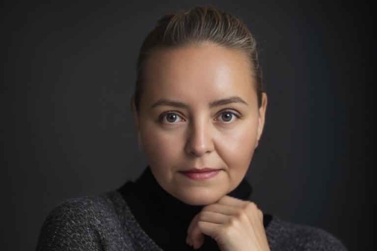 Headshot of Zuzana Fratrikova. She is facing the camera with her left hand under her chin
